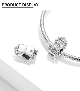 Vista macro dettagliata del charm robot in argento S925 con corona su catena a serpente