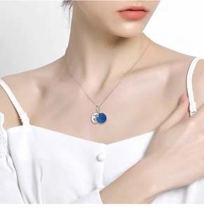Modell mit S925 Silber Mondsichel-Halskette und einem blauen Sternenhimmel-Anhänger