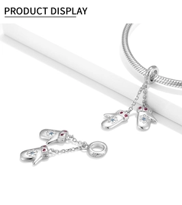 Makroansicht des 925 Silber Schneeflocken Handschuh Charms mit blauen Zirkonia Steinen