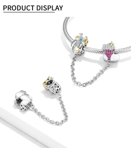 Makroaufnahme der S925 Sterling Silber Weihnachtssicherheitskette mit Stern und Schneeflocke
