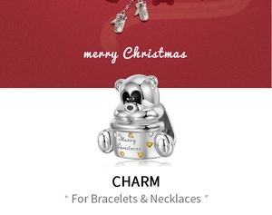 Macro-opname van S925 zilveren kerstbedel met Merry Christmas gravure