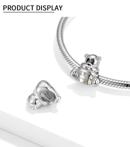 Detail van S925 zilveren beer bedel met Merry Christmas gravure op zilveren slangenketting