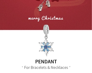 Vue détaillée du pendentif flocon en argent S925 avec pierres bleues et détails pavés