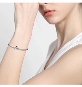 Macro-detail van de S925 sterling zilveren slangarmband met een astronautenbedeltje
