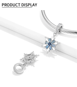 Gros plan sur la breloque flocon de neige en argent S925 avec zircons bleus brillants