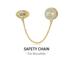 Detalle de cadena de seguridad de ojo turco dorado con circones para pulseras