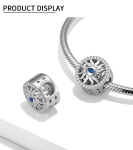 Nahaufnahme der S925 Silber-Sonnenperle mit blauem Zirkon und Sternen-Gravuren