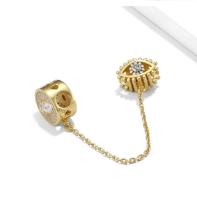 Detalle de cadena de seguridad en plata S925 bañada en oro 18K con ojo y corazones