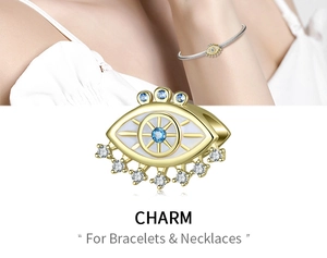 Gedetailleerde weergave van evil eye bedel met witte zirkonen en blauw emaille voor sieraden