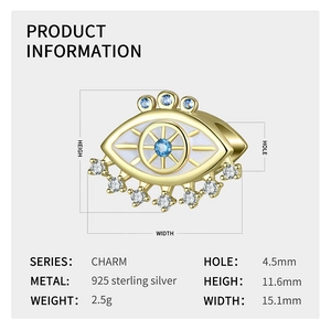 Macro-opname van 925 zilveren evil eye bedel met blauwe zirkoon en gouden plating