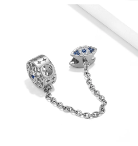 Macro-opname van S925 zilveren veiligheidsketting met blauw boze oog en zirkoon details