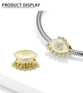 Detail van de S925 zilveren boze oog bedel met blauwe zirkoon op een slangenketting