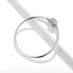 Détail du fermoir bracelet en argent S925 avec pierre violette et gravure I LOVE MOM