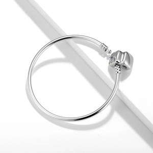 Détail d'un bracelet en argent 925 avec un charm éléphant sculpté et une pierre violette