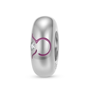 Dettaglio del charm Toro in argento S925 con smalto viola e inserto in zircone lucido