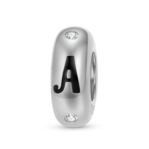 Makroaufnahme von S925 Sterlingsilber Buchstabe A Charm mit funkelnden Zirkoniasteinen