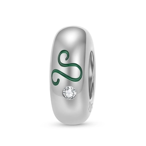 Dettaglio dello charm Leone in argento sterling S925 con smalto verde e zircone
