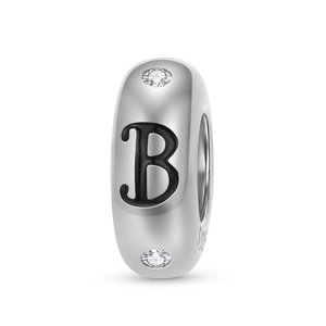 Nahaufnahme der 925 Sterling Silber Perle mit schwarzem B und glänzenden Zirkonsteinen