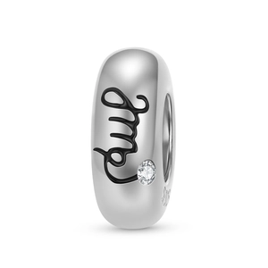 Dettaglio ravvicinato di charm zodiacale in argento 925 con zircone e marchio S925