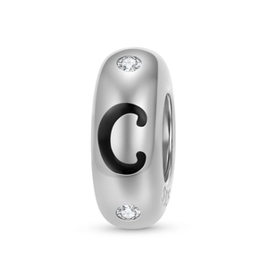 Makro-Detail von S925 Silber-Buchstaben-C-Perle mit Zirkonia und S925-Silberstempel