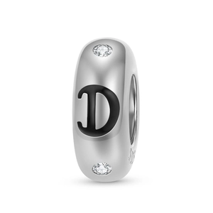 Makroaufnahme von 925er Sterling Silber Buchstabe D Charm mit Zirkonia und S925 Stempel