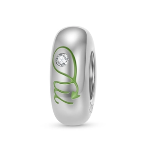 Dettaglio macro dello charm Scorpione in argento 925 con smalto verde e zircone bianco