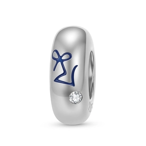 Dettaglio macro di charm in argento 925 con smalto blu e brillante pietra di zircone