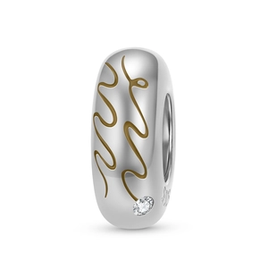 Dettaglio del charm in argento 925 con linee ondulate dorate e inserto in zircone lucido