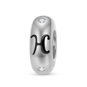 Makroaufnahme der 925 Sterling Silber H-Perle mit schwarzem Emaille und Zirkonia