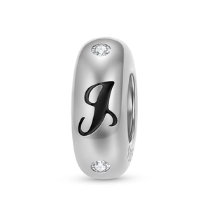 Makroansicht einer 925 Sterling Silber Alphabet Buchstabe I Perle mit schwarzer Emaille