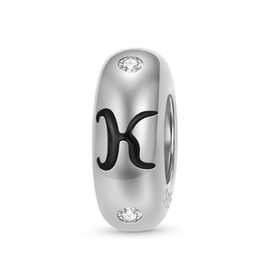 Makro-Detail des 925 Sterling Silber Buchstaben-K Beads mit Zirkonia-Akzenten für DIY Armbänder