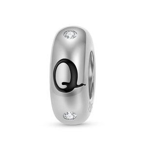 Nahaufnahme von S925 Silber Charm Buchstabe Q mit schwarzer Emaille und Zirkonsteinen