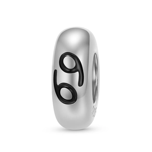 Détail macro du charm Cancer en argent sterling S925 avec signe gravé et poinçon métal