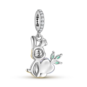 Ciondolo coniglietto in argento S925 placcato oro 14k con pietra di luna su sfondo bianco