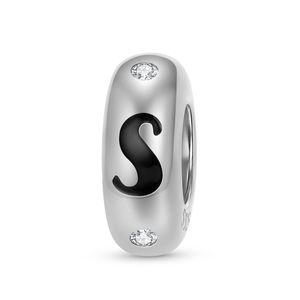 Makro-Detail des S-Buchstaben-Charms aus 925er Sterlingsilber mit weißem Zirkon und S925-Prägung