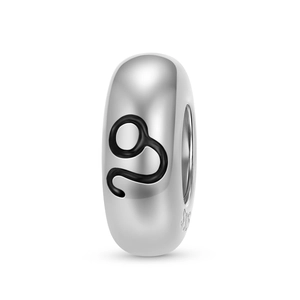 Vue macro de la perle Lion en argent sterling S925 avec ligne en émail noir et poinçon