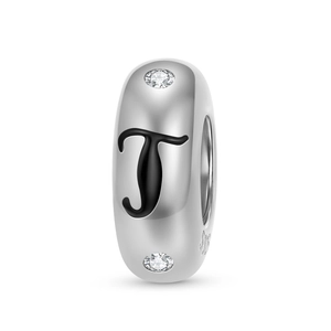 Makro-Detail des S925 Sterlingsilber-Charms mit schwarzem Buchstaben T und Zirkonia