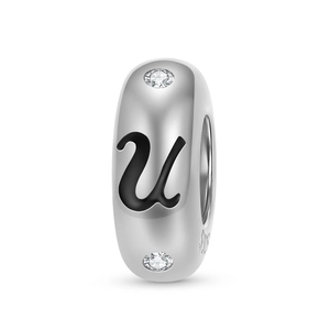Makroaufnahme von 925 Sterling Silber Buchstabe U Charm mit Zirkonia und S925-Stempel