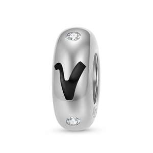 Makroaufnahme von 925 Sterling Silber Buchstabe V Charm mit Zirkonia für DIY Schmuck