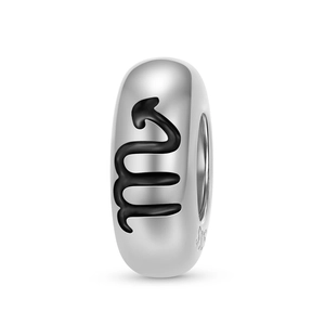 Détail du charm Scorpion en argent sterling S925 avec symbole du zodiaque gravé en noir