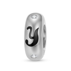 Detailansicht eines S925 Sterlingsilber-Charms mit Buchstabe y und Edelsteinbesatz