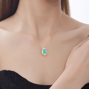Collier Art Déco en argent S925 doré 14k avec émeraude rectangulaire et diamants