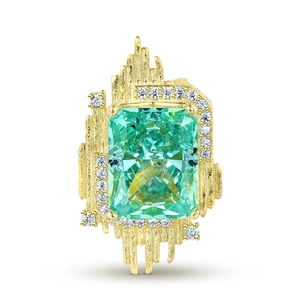 Collier en or 14k à texture irrégulière avec une grande pierre verte de taille émeraude et diamants