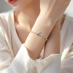Elegante S925 zilveren slangenarmband met een blauwe en gele kasteelhanger voor dames