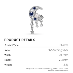 Détail macro du pendentif lune en argent 925 avec zircons bleus et perle blanche
