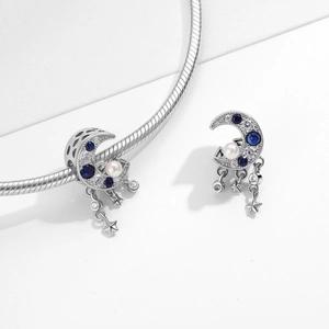 Charm lune en argent S925 avec zircons bleus et perle sur bracelet maille serpent