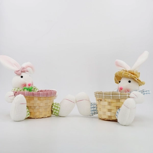 Detailansicht süßer Osterhasen-Plüschkörbe mit geflochtenem Boden und kariertem Stofffutter