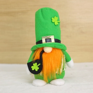 Gnome de la Saint-Patrick en peluche avec chapeau trèfle, barbe orange et pipe décorative