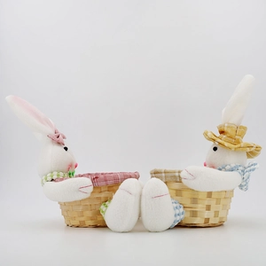 Detail von Osterhasen-Süßigkeitskörben mit Plüschhasen und geflochtenen Bambus-Körben