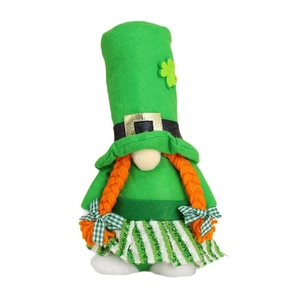 Gnome de la Saint-Patrick avec chapeau vert, tresses rousses et trèfle sur fond blanc uni